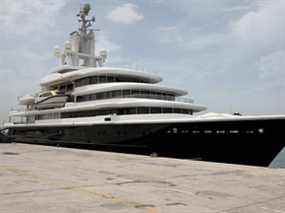Le superyacht Luna appartenant au milliardaire russe Farkad Akhmedov est amarré à Port Rashid à Dubaï, aux Émirats arabes unis.