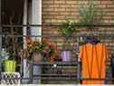 Un t-shirt orange est accroché sur un balcon à Toronto en préparation de la première Journée nationale pour la vérité et la réconciliation le jeudi 30 septembre. (Peter J Thompson/National Post)