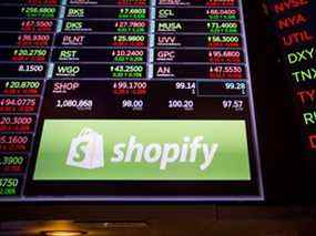 Un moniteur affiche la signalisation de Shopify Inc. sur le parquet de la Bourse de New York.