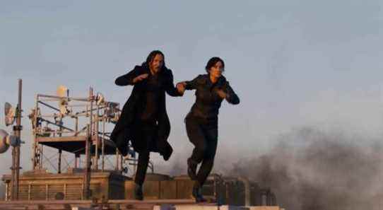 Matrix Resurrections : pourquoi la cascade du grand gratte-ciel de Keanu Reeves n'a presque pas eu lieu