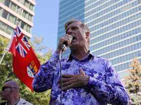 Le chef du Parti populaire du Canada (PPC), Maxime Bernier, prend la parole lors d'un rassemblement de protestation devant le siège social de la Société Radio-Canada (CBC) à Toronto, Ontario, Canada, le 16 septembre 2021.