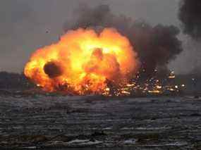 Une boule de feu s'élève d'une explosion lors des exercices conjoints des forces armées de la Russie et de la Biélorussie sur un champ de tir dans la région de Brest, en Biélorussie, le 3 février 2022.
