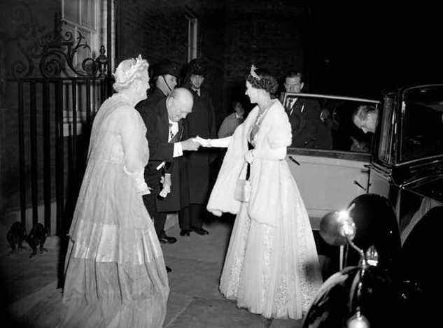 Image &# x002013 ;  La reine Elizabeth II et Churchill&# x002019;s &# x002013 ;  10 Downing Street