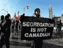 Les partisans du Freedom Convoy protestent contre les mandats et les restrictions du vaccin COVID-19 devant les édifices du Parlement à Ottawa, le 28 janvier 2022.