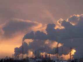 Le soleil se lève derrière la vapeur à condensation générée par la raffinerie Suncor Energy d'Edmonton.