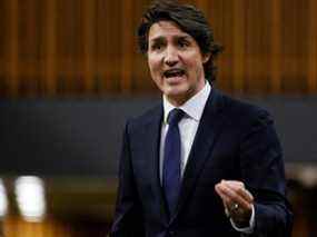 Le premier ministre Justin Trudeau parle de la manifestation des camionneurs lors d'un débat d'urgence à la Chambre des communes sur la colline du Parlement à Ottawa, le 7 février 2022.
