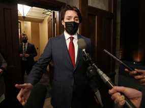 Le premier ministre Justin Trudeau s'entretient avec des journalistes avant la période des questions à la Chambre des communes sur la Colline du Parlement à Ottawa, le 8 février 2022.