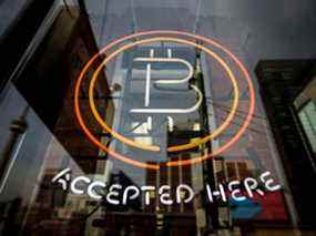 Un signe Bitcoin dans une fenêtre à Toronto.