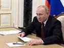 Le président russe Vladimir Poutine préside une réunion avec des membres de l'équipe paralympique du pays avant les Jeux paralympiques d'hiver de Pékin 2022 via une liaison vidéo à Moscou, le 21 février 2022.