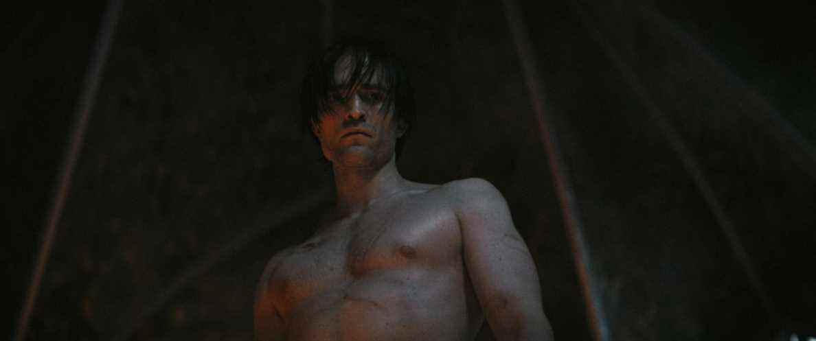 Robert Pattinson est Bruce Wayne torse nu, très cool.