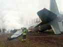 Le personnel d'urgence travaille sur le site de l'accident d'un avion militaire ukrainien à environ 20 kilomètres au sud de Kiev alors que plusieurs endroits autour de la ville ont été attaqués lors de l'invasion russe de l'Ukraine le 24 février 2022, 