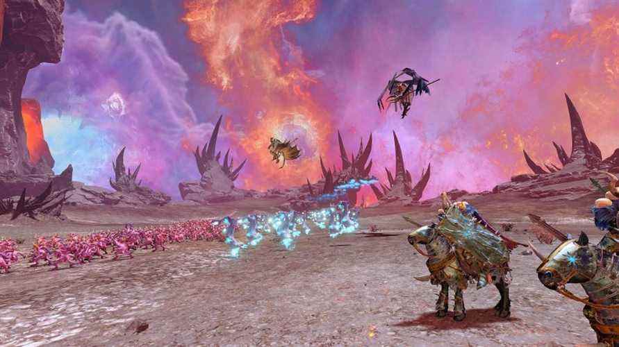 Le ciel violet-rose et bleu des Royaumes du Chaos lors de notre test de Total War: Warhammer 3