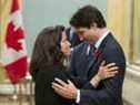Le premier ministre Justin Trudeau s'entretient avec la ministre de la Justice Jody Wilson-Raybould lors d'une cérémonie d'assermentation à Rideau Hall à Ottawa, en 2015.