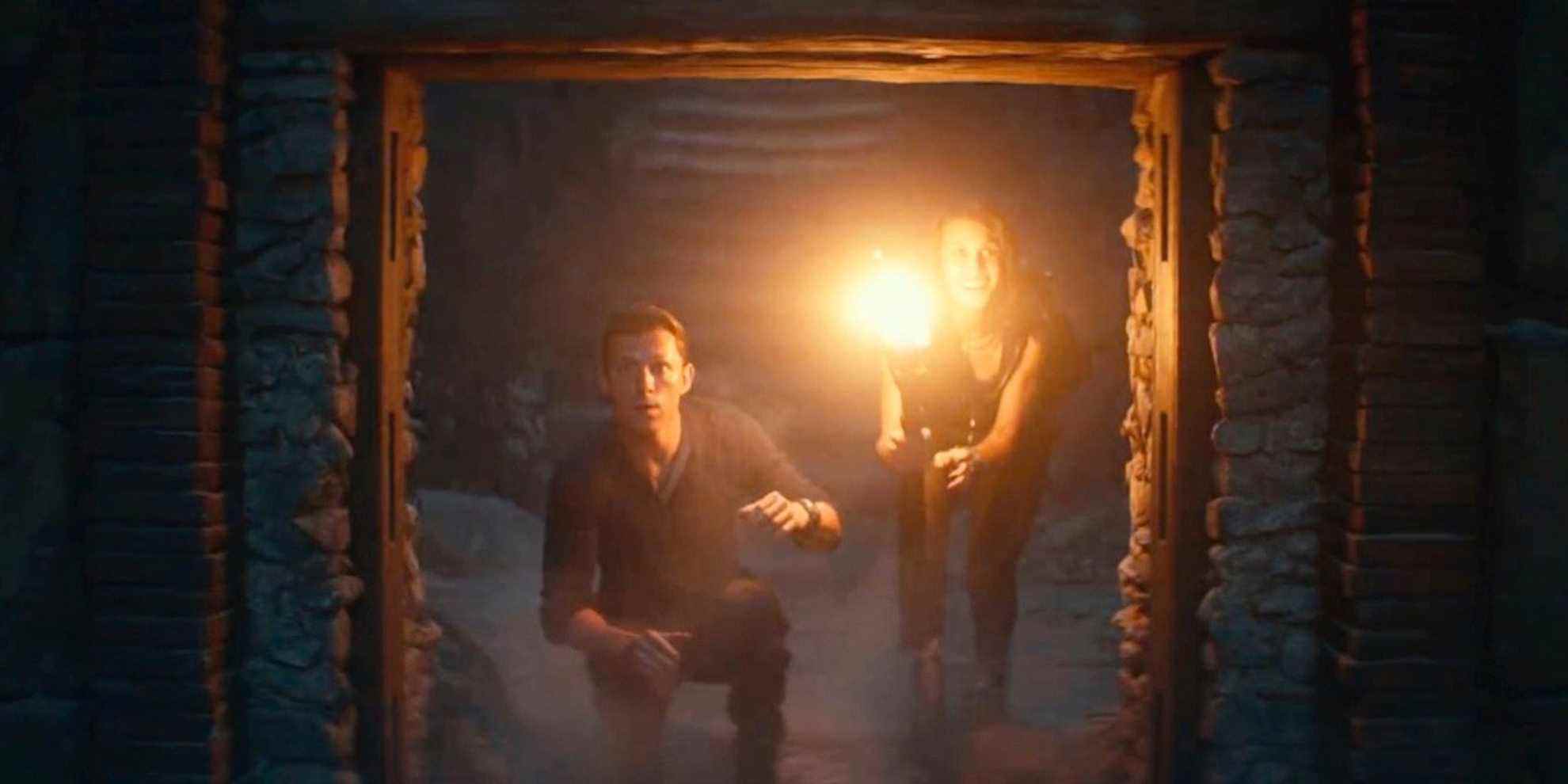 Nate et Chloé explorent des ruines dans le film Uncharted (1)