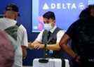 Un employé de Delta Air Lines travaille au niveau des départs à l'aéroport international de Los Angeles (LAX) le 25 août 2021 à Los Angeles, en Californie.  (Photo de Mario Tama/Getty Images)