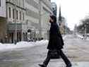 Le premier ministre Justin Trudeau traverse une rue Wellington vide pour assister à une conférence de presse à Ottawa, Ontario, Canada, le 21 février 2022. 