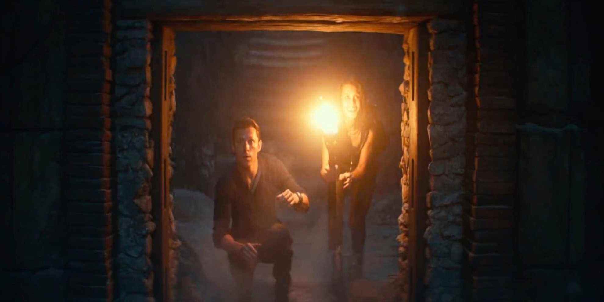 Nate et Chloé explorent des ruines dans le film Uncharted