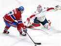 Josh Anderson des Canadiens de Montréal se fait pousser la rondelle par Ilya Samsonov des Capitals de Washington lors de la deuxième période à Montréal le 10 février 2022. 