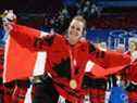Marie-Philip Poulin, de Beauceville, célèbre la médaille d'or d'Équipe Canada contre les États-Unis aux Jeux olympiques de Pékin, le 17 février 2022.