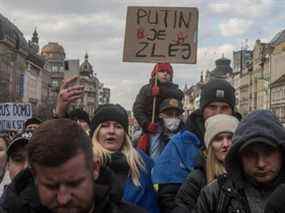 Des manifestants participent à une manifestation contre l'invasion russe de l'Ukraine, le 27 février 2022 sur la place Venceslas à Prague, en République tchèque.  (Photo de Michal Cizek / AFP)