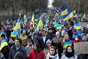 Des gens défilent lors d'une manifestation anti-guerre, après que la Russie a lancé une opération militaire massive contre l'Ukraine, à Varsovie, en Pologne, le 27 février 2022. Kuba Atys/Agencja Wyborcza.pl via Reuters