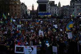Les gens protestent contre l'opération militaire massive de la Russie en Ukraine, à Trafalgar Square à Londres, en Grande-Bretagne, le 27 février 2022. REUTERS/Henry Nicholls