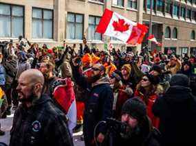 Les manifestants continuent de protester à Ottawa le 19 février 2022.