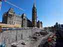 Une vue générale des travaux en cours à l'extérieur de l'édifice du Centre sur la Colline du Parlement à Ottawa, le 16 juin 2021. 