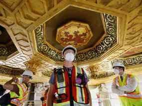 John-Philippe Smith, un sculpteur travaillant à la restauration, examine le plafond de la salle du Sénat dans l'édifice du Centre sur la Colline du Parlement à Ottawa, Ontario, Canada le 16 juin 2021.