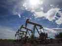 Des pumpjacks extraient du pétrole du sol près d'Olds, en Alberta.