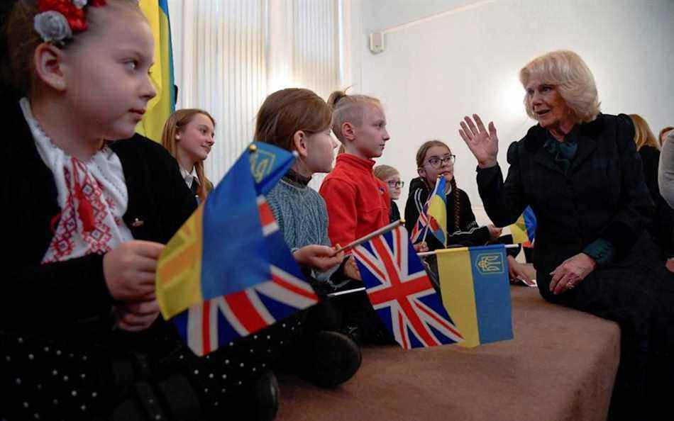 La duchesse de Cornouailles s'adresse à des écoliers ukrainiens britanniques lors d'une visite à la cathédrale catholique ukrainienne - Toby Melville/Pool