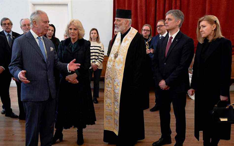 Le prince Charles et Camilla, duchesse de Cornouailles, s'entretiennent avec l'évêque Kenneth Nowakowski et l'ambassadeur d'Ukraine au Royaume-Uni Vadym Prystaiko et son épouse Inna Prystaiko, lors d'une visite à la cathédrale catholique ukrainienne, à Londres, pour montrer leur soutien à la communauté ukrainienne.  - TOBY MELVILLE / PISCINE / AFP via Getty Images