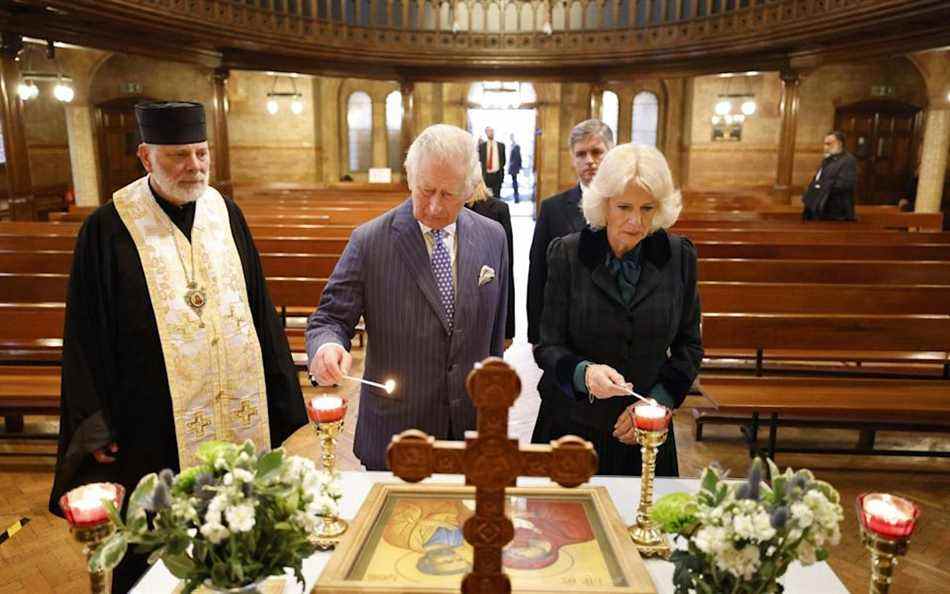 Le prince Charles et Camilla, duchesse de Cornouailles, allument des bougies lors d'une visite à la cathédrale catholique ukrainienne - Jamie Lorriman/The Daily Telegraph/PA Wire