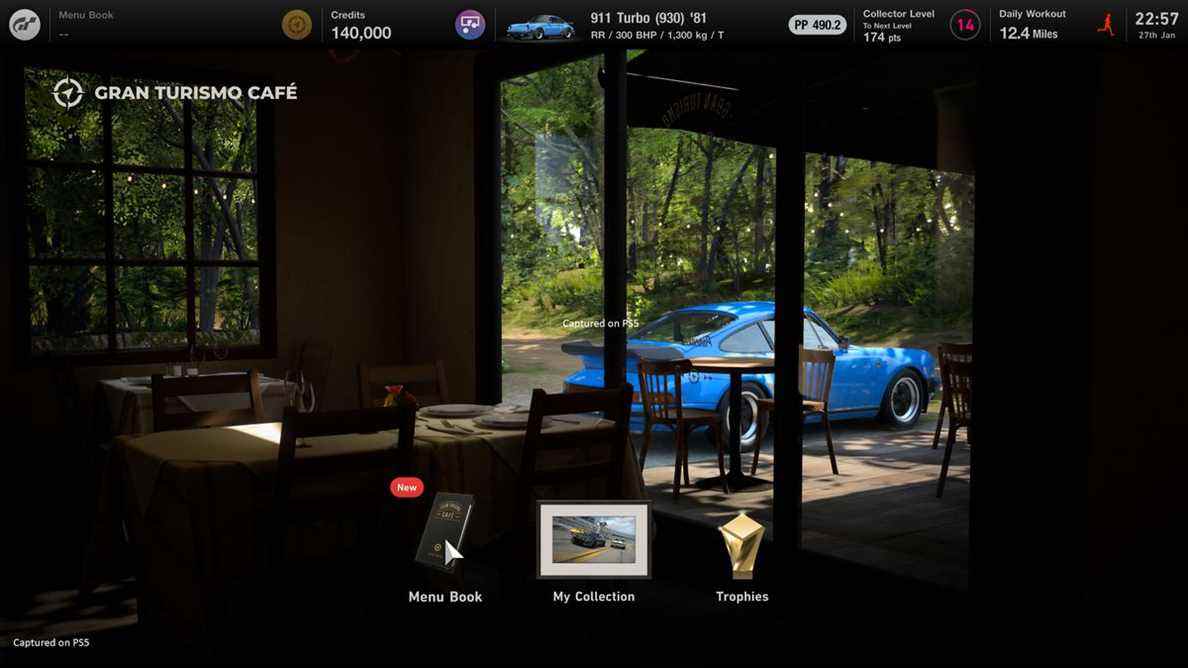 une Porsche 911 bleue se trouve devant le Gran Turismo Café dans Gran Turismo 7