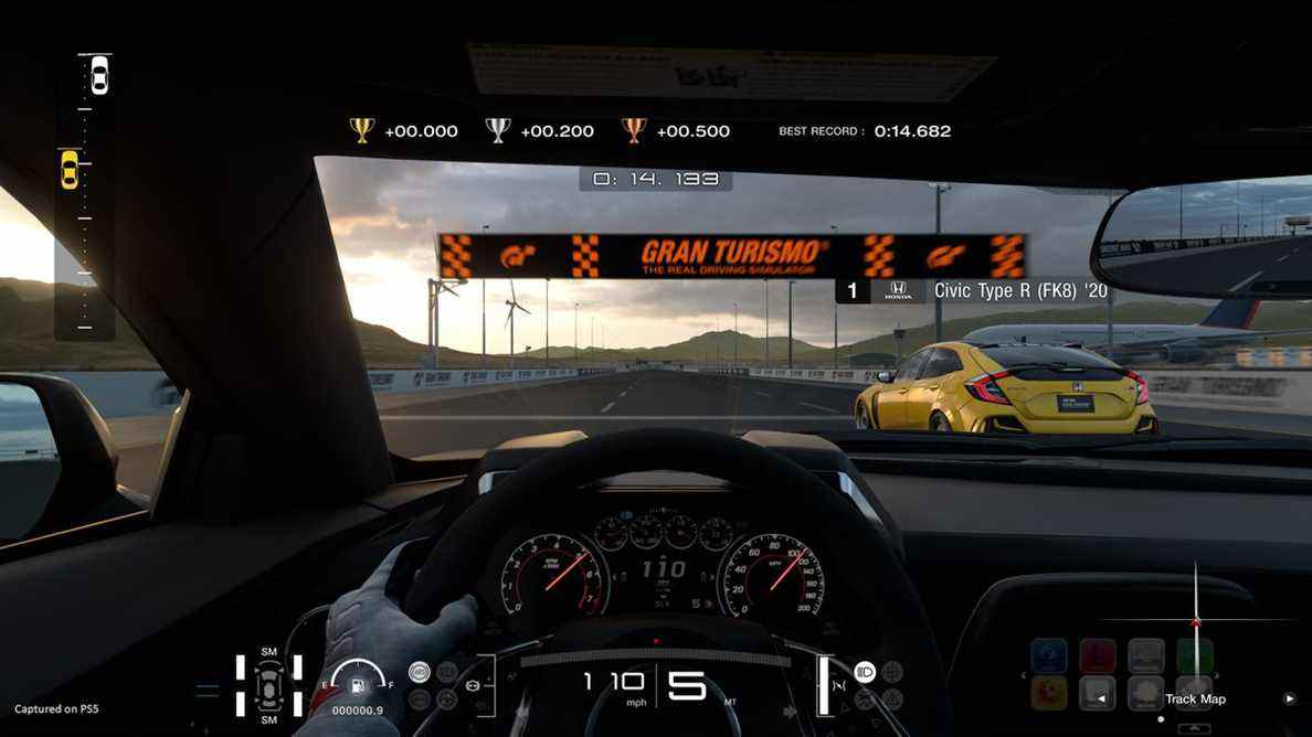 Une vue du cockpit d'une voiture lors d'une course dans Gran Turismo 7