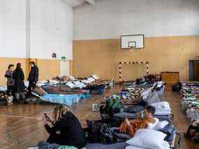 Des personnes sont vues dans un point d'hébergement temporaire pour les réfugiés ukrainiens dans une école primaire de Przemysl, dans l'est de la Pologne, le 26 février.