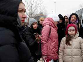 Des personnes fuyant l'Ukraine arrivent en Hongrie, après que la Russie a lancé une opération militaire massive contre l'Ukraine, à un poste frontière à Beregsurany, en Hongrie, le 26 février.