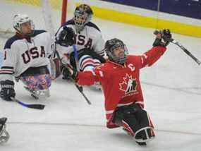 Greg Westlake (#12) célèbre un but d'Équipe Canada contre les États-Unis lors du dernier match du Défi mondial de hockey sur luge 2011 au Parc olympique du Canada à Calgary.