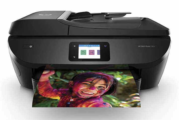 Imprimante tout-en-un HP ENVY Photo 7855 imprimant une photo aux couleurs vives d'une fille couverte de peinture. 