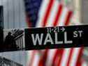 Un signe pour Wall Street à l'extérieur de la Bourse de New York à Manhattan.