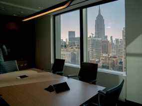 L'Empire State Building par la fenêtre d'une salle de réunion des bureaux de la Banque de Montréal (BMO) à New York.