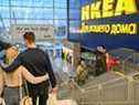 Les clients font leurs achats dans le magasin IKEA d'Omsk, en Russie, le 3 mars 2022.  