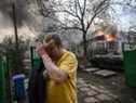 Yevghen Zbormyrsky, 49 ans, réagit devant sa maison en feu après qu'elle a été touchée par un obus dans la ville d'Irpin, près de Kiev, le 4 mars 2022. 