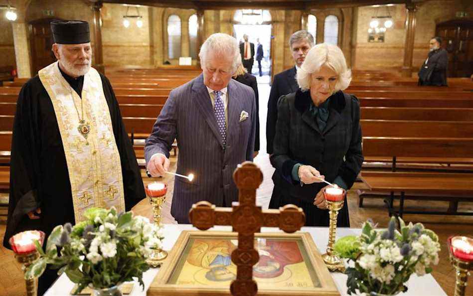 Le prince de Galles et la duchesse de Cornouailles allument des bougies lors d'une visite à la cathédrale catholique ukrainienne de Londres le 2 mars