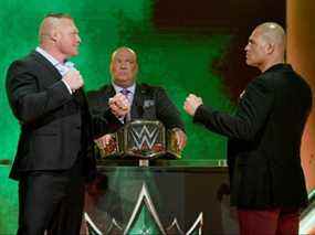 Le champion de la WWE Brock Lesnar (à gauche) et l'ancien champion des poids lourds de l'UFC Cain Velasquez s'affrontent alors que l'avocat de Lesnar, Paul Heyman, regarde à la T-Mobile Arena le 11 octobre 2019 à Las Vegas.