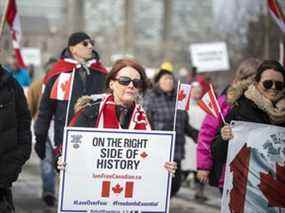 Un groupe de manifestants du « Freedom Convoy » est revenu à Ottawa samedi pour manifester son opposition aux mandats de vaccination et aux autres restrictions liées à la pandémie.