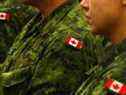 Insignes du drapeau canadien sur les épaules des uniformes des forces armées.
