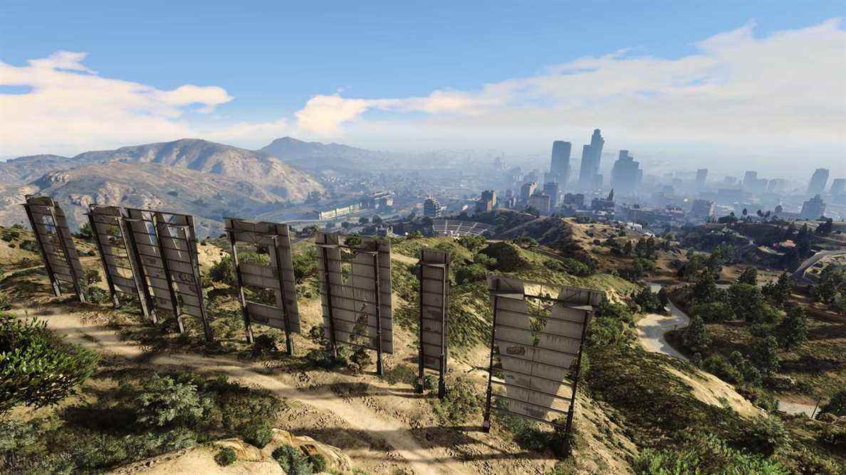 Surplombant Los Santos depuis derrière le panneau Vinewood dans Grand Theft Auto 5