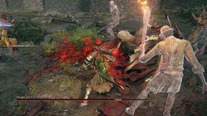 Le joueur d'Elden Ring titube, puis critique Margit, ce qui fait gicler du sang sur le sol.