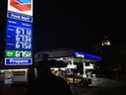 Les prix de l'essence et du diesel, plus de 6,00 $ le gallon, dans une station-service de Los Angeles, le 2 mars 2022. 